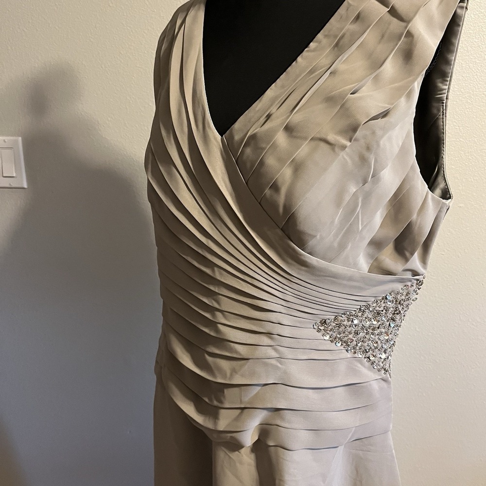 Formal Gown Size 10 Gray Sleeveless Bridesmaid Dress Beaded Accent Fitted Bodice